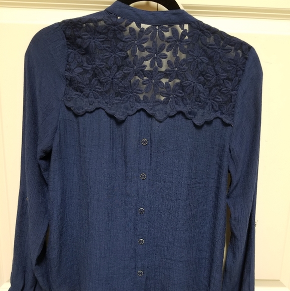 Two long-sleeve button down blouses - Picture 2 of 7